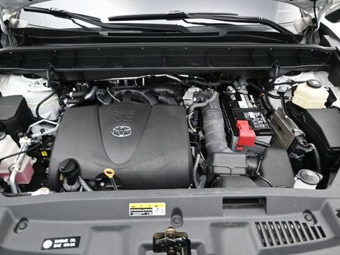 Used 2020 Toyota Highlander LE FWD image 19