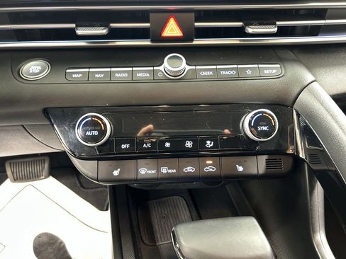 Used 2024 Hyundai Elantra SEL w/ Convenience Package FWD image 17