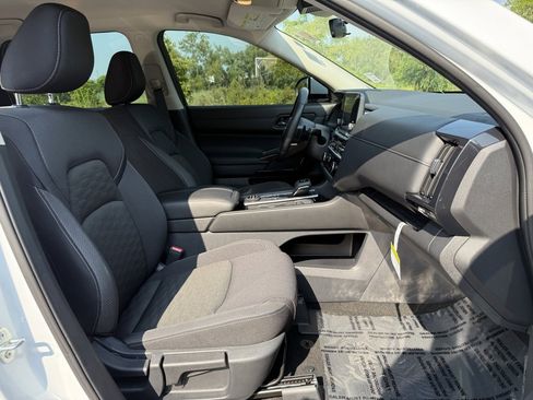 Certified 2025 Nissan Pathfinder SV image 32