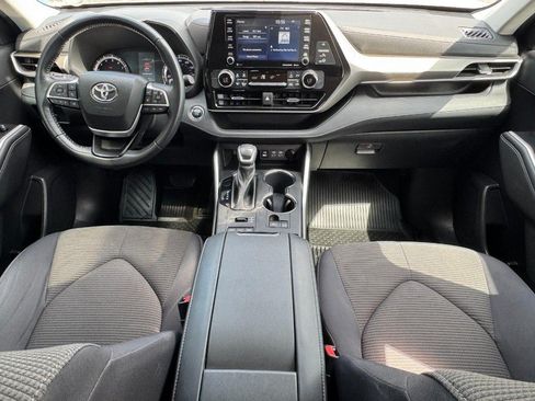 Used 2022 Toyota Highlander LE AWD/4WD image 12