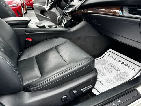 Used 2013 Toyota Avalon Limited w/ Technology Pkg FWD image 12