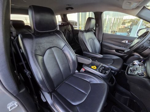 Used 2025 Chrysler Pacifica Select FWD image 5