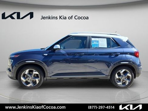 Used 2023 Hyundai Venue Limited FWD image 10