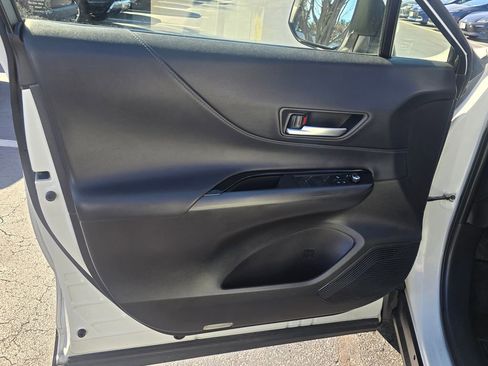 Used 2021 Toyota Venza LE AWD/4WD image 17