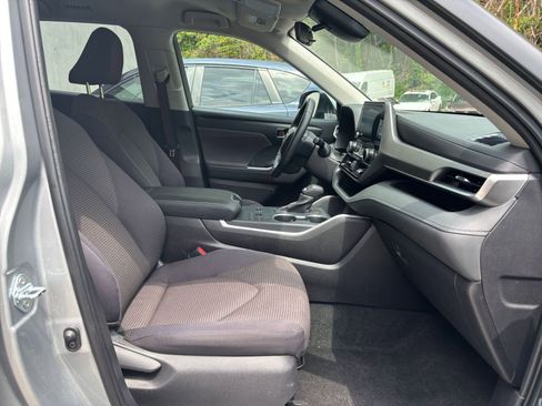 Used 2025 Toyota Highlander LE FWD image 30