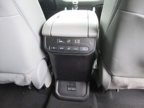 Used 2022 Toyota Highlander XLE FWD image 34