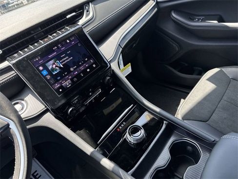 New 2025 Jeep Grand Cherokee Altitude image 26