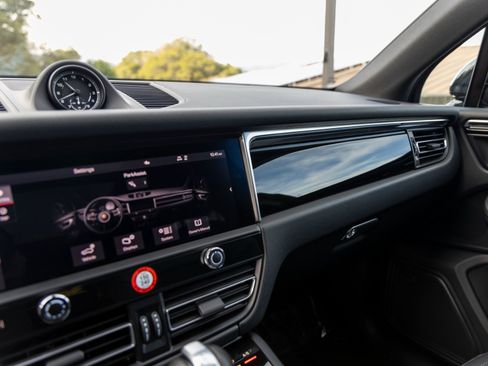 Certified 2025 Porsche Macan image 36