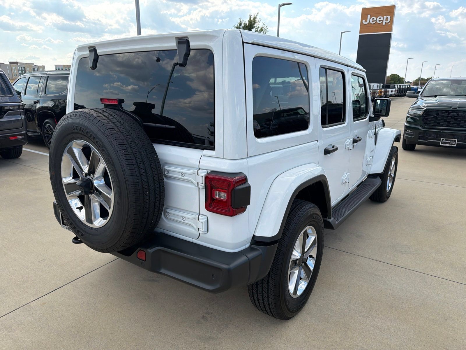 Used 2023 Jeep Wrangler Unlimited Sahara w/ Safety Group AWD/4WD image 5