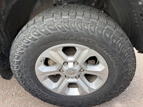 Used 2018 Toyota 4Runner SR5 AWD/4WD image 5