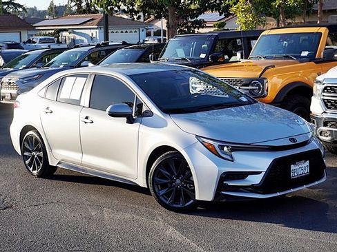 Used 2025 Toyota Corolla SE image 3