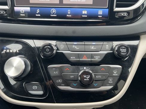 Used 2023 Chrysler Pacifica Touring-L image 21