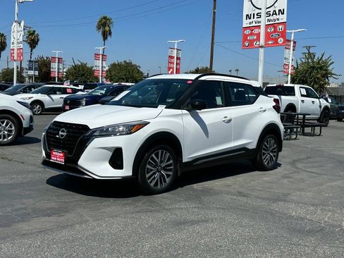 Used 2024 Nissan Kicks SR FWD image 2
