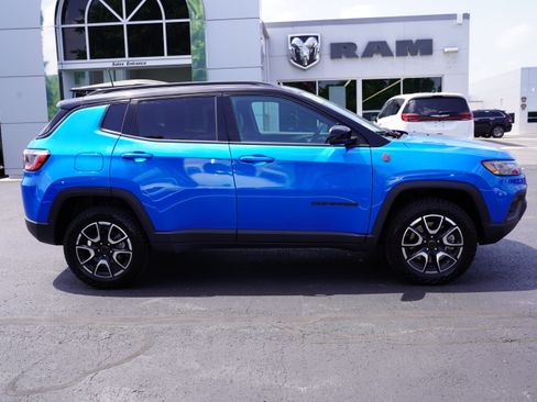 Used 2026 Jeep Compass Trailhawk AWD/4WD image 2