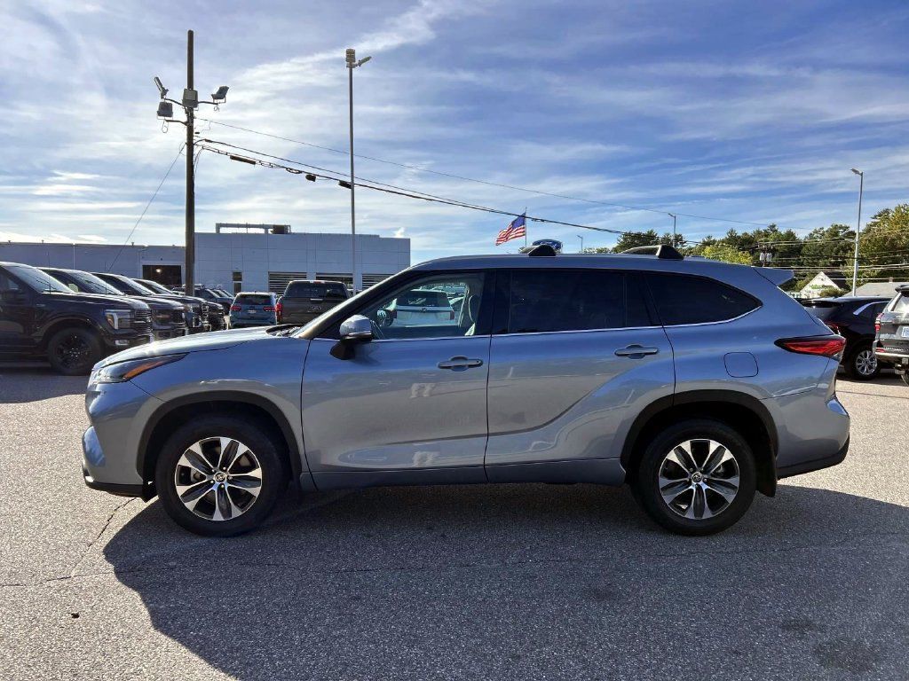 Used 2022 Toyota Highlander XLE AWD/4WD image 6