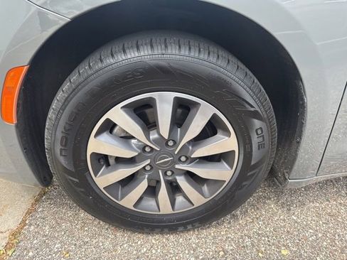 Used 2021 Chrysler Pacifica Touring-L FWD image 7