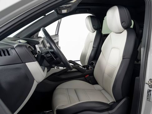 Certified 2024 Porsche Cayenne Coupe AWD/4WD image 17