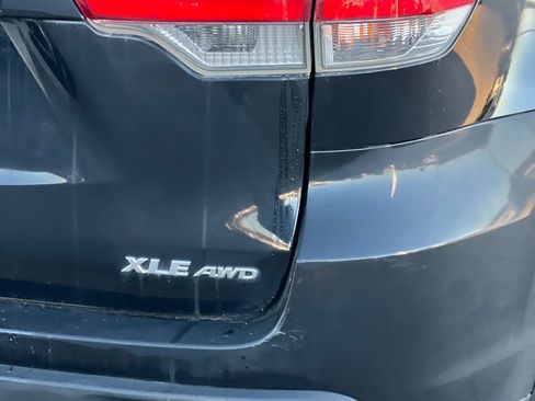 Used 2019 Toyota Highlander XLE AWD/4WD image 29