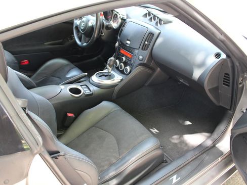 Used 2009 Nissan 370Z Touring RWD image 13