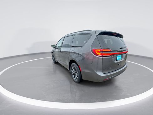 Used 2021 Chrysler Pacifica Touring-L w/ Uconnect Theater Family Group AWD/4WD image 6