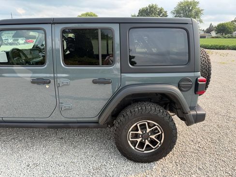 Used 2025 Jeep Wrangler Unlimited Rubicon w/ Convenience Group AWD/4WD image 27