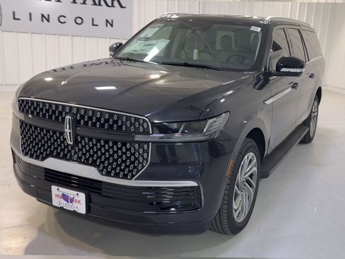 New 2026 Lincoln Navigator L Premier AWD/4WD image 4