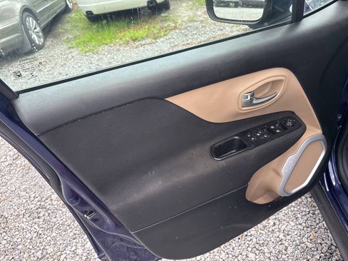 Used 2016 Jeep Renegade Latitude FWD image 12