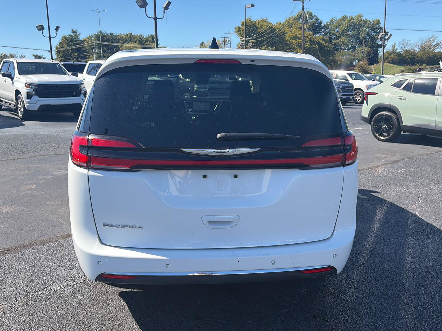 Used 2024 Chrysler Pacifica Touring-L FWD image 4