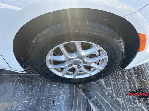 Used 2025 Chrysler Pacifica Select image 10