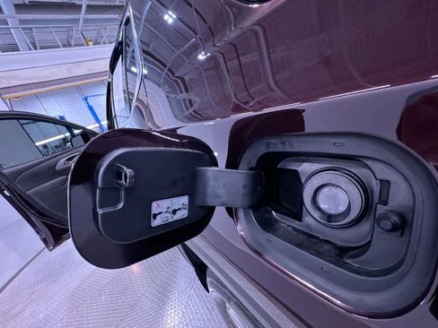 Used 2023 Chevrolet Traverse LT image 39