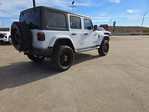 Used 2018 Jeep Wrangler Unlimited Sahara image 13