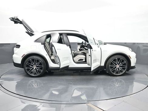 Certified 2025 Porsche Macan Electric RWD image 36