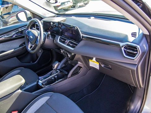 New 2025 Chevrolet TrailBlazer LT w/ Convenience Package FWD image 11