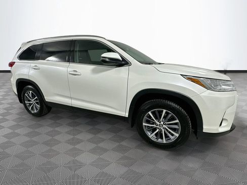 Used 2019 Toyota Highlander XLE image 18