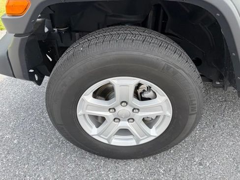 Used 2025 Jeep Wrangler Sport AWD/4WD image 9