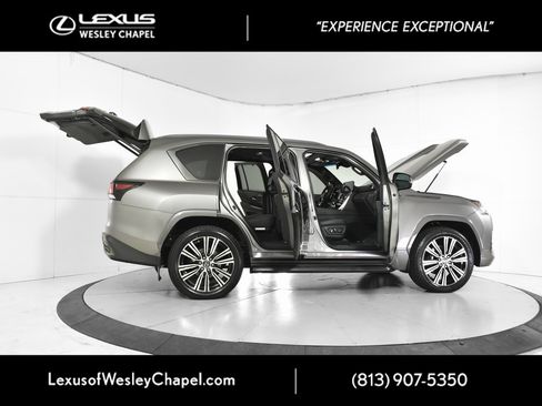 Used 2023 Lexus LX 600 4WD w/ Luxury Package image 15