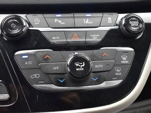 Used 2023 Chrysler Pacifica Touring-L FWD image 33