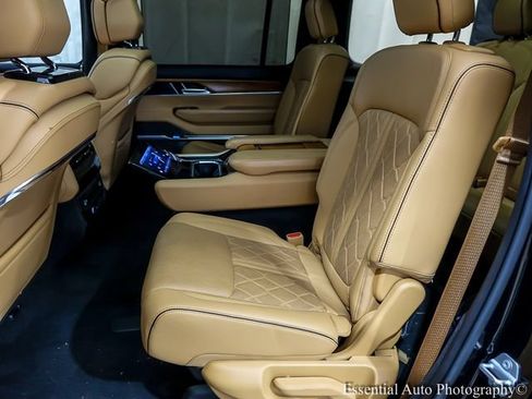 Used 2022 Jeep Grand Wagoneer Series III AWD/4WD image 13