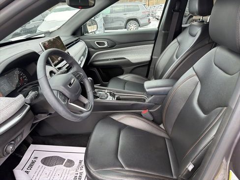 Used 2024 Jeep Compass Latitude image 10