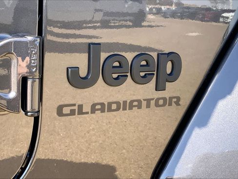 Used 2021 Jeep Gladiator Sport image 10