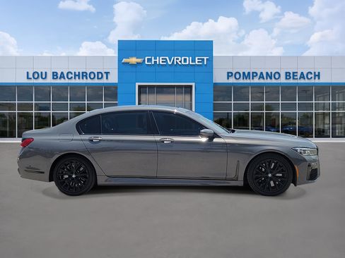 Used 2022 BMW 740i w/ M Sport Package RWD image 2