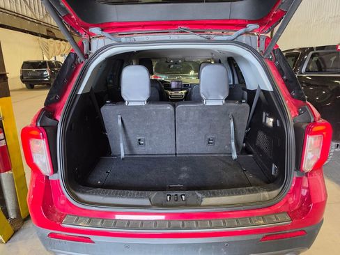 Used 2021 Ford Explorer XLT w/ Equipment Group 202A AWD/4WD image 8