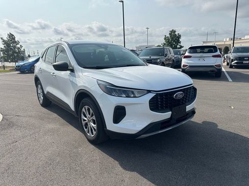 Used 2023 Ford Escape Active w/ Tech Pack #1 AWD/4WD image 2