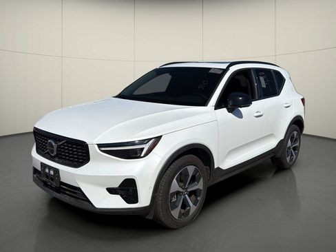 Used 2026 Volvo XC40 B5 Plus AWD/4WD image 3