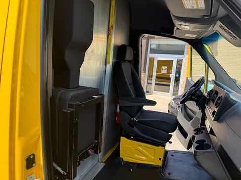 Used 2021 Mercedes-Benz Sprinter 2500 image 13