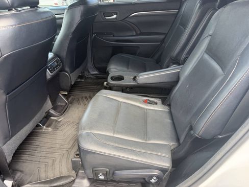 Used 2017 Toyota Highlander Limited Platinum FWD image 16