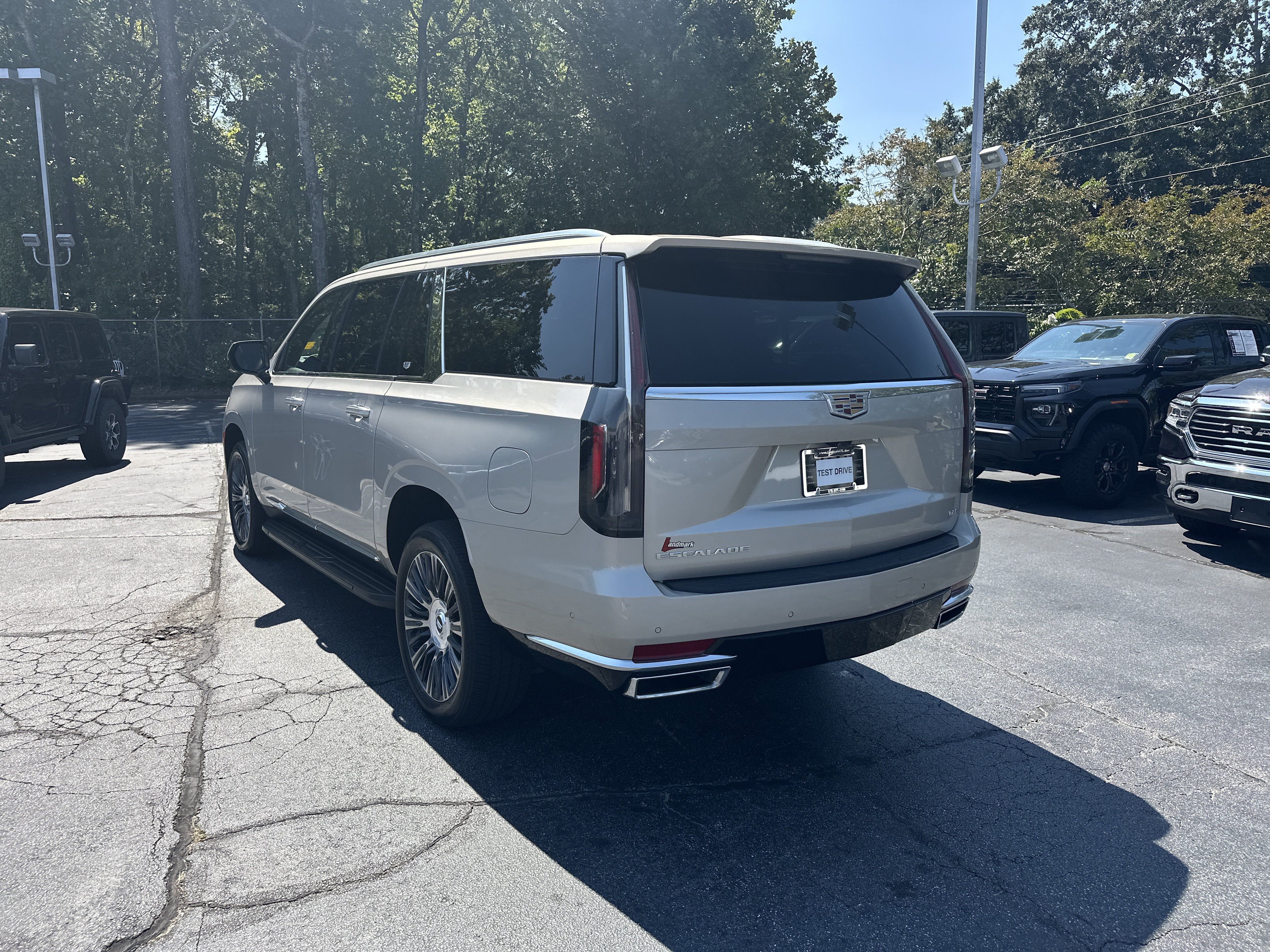 Used 2022 Cadillac Escalade ESV Premium Luxury AWD/4WD image 7