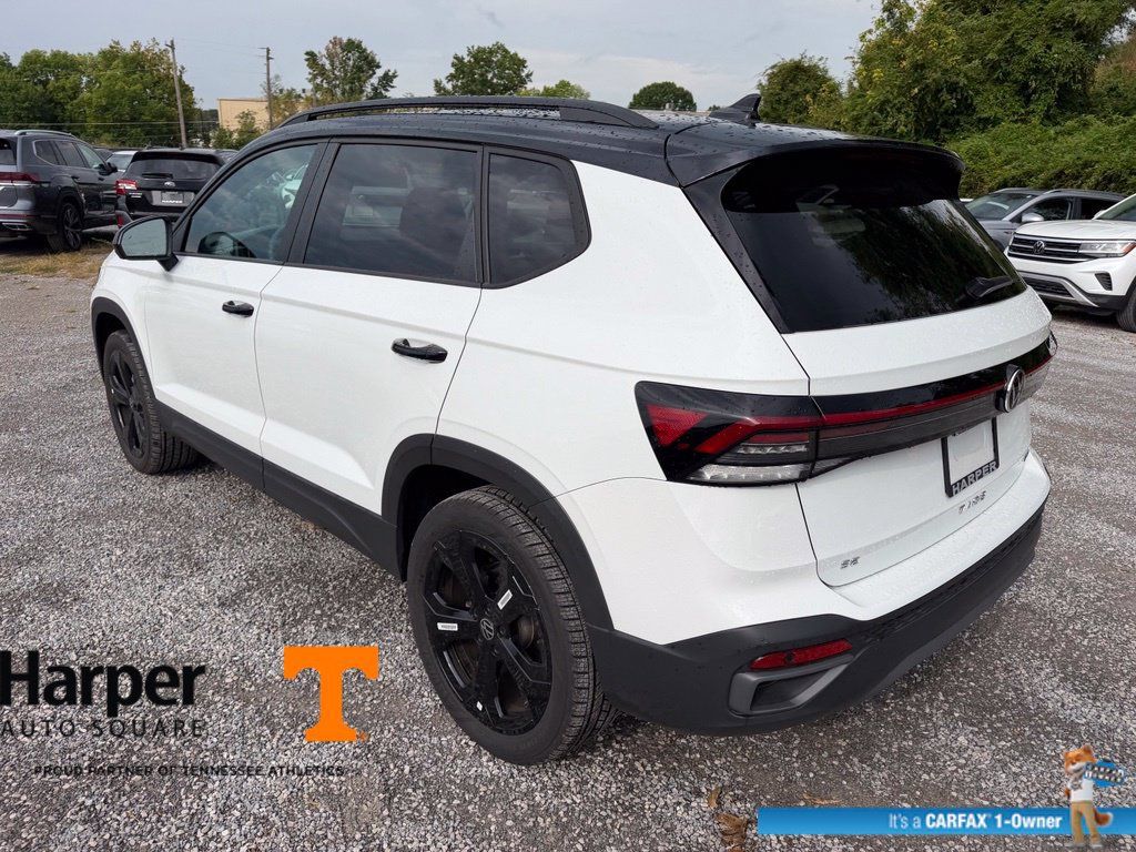 Used 2025 Volkswagen Taos SE AWD/4WD image 3