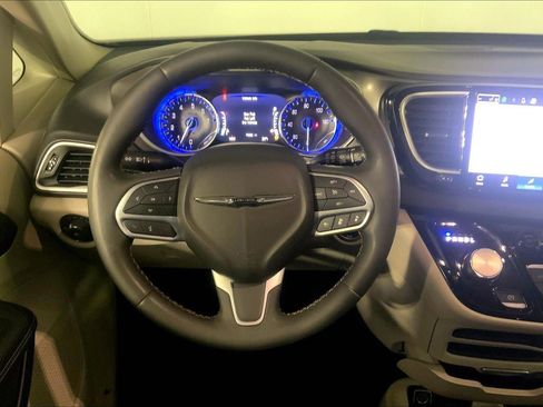 Used 2024 Chrysler Pacifica Touring-L FWD image 5