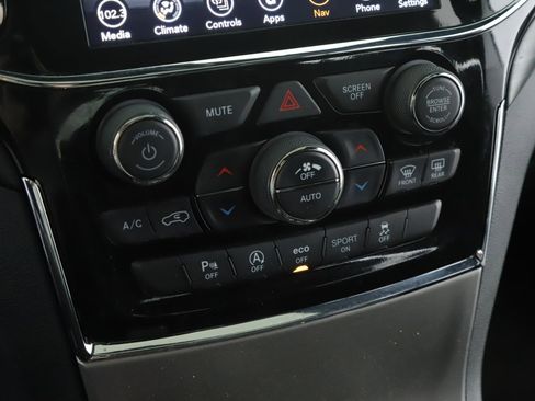 Used 2022 Jeep Grand Cherokee Laredo X AWD/4WD image 15